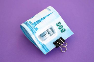 Birleşik Arap Emirlikleri 'nin kara para banknotları mora çok yakın. Finans ve bankacılık kavramı