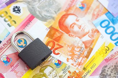 Filipinler Peso para birimi faturaları ve asma kilit. Yaptırım ve mali güvenlik kavramı
