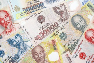 Vietnam dong para birimi faturaları. Mevcut banknotlar masanın üzerinde büyük miktarda yatıyor.