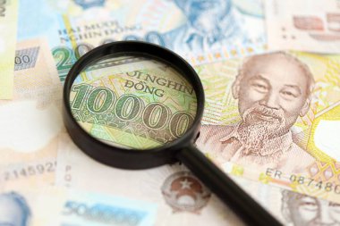 Vietnam dong para birimi faturaları ve büyüteç yakın çekim. Finansal izleme ve vergilendirme kavramı