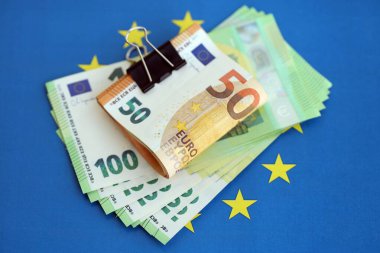 Avrupa sendikasının mavi bayrağına bir deste avroluk banknot yakın. Avrupa 'da iş ve ekonomi kavramı