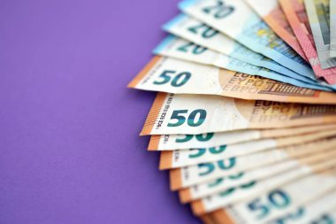 Avrupa para birimi banknotlarının büyük bir kısmı mor renkli masaya yakın. Avrupa 'da iş ve gelir kavramı