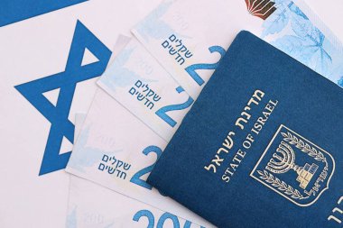 İsrail Yeni Şekelleri 'nin banknotları ve pasaportu bayrağın üzerinde. İsrail 'in mevcut para faturaları ve biyometrik geçiş bayrağında büyük miktarda yer alıyor. İsrail 'de seyahat ve tatil kavramı
