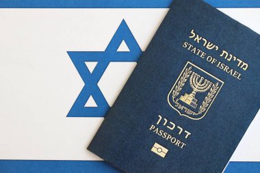 İsrail pasaportu bayrağın üstünde. İsrail 'in şu anki biyometrik geçidi bayrağa yakın duruyor. İsrail 'de vatandaşlık kavramı