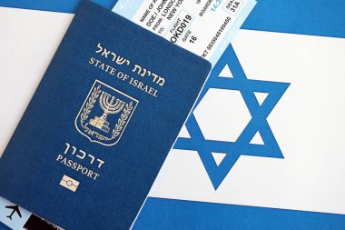 İsrail pasaportu ve bayrak üstünde biletler. İsrail 'in şu anki biyometrik geçidi bayrağa yakın duruyor. İsrail 'de seyahat ve tatil kavramı