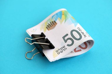 Israel New Shekels banknotları mavi arka planda. İsrail 'in şu anki para banknotları büyük oranda mavi üzerine yatar. İsrail 'de iş ve yatırım kavramı