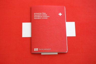 Bayrağın üstünde İsviçre pasaportu. Şimdiki İsviçre bayrağı yakından geçiyor. İsviçre 'de vatandaşlık kavramı