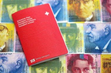 İsviçre frangı banknotları ve pasaportu. Mevcut banknotlar ve biyometrik geçiş kartları masanın üzerinde. İsviçre 'de seyahat ve tatil kavramı