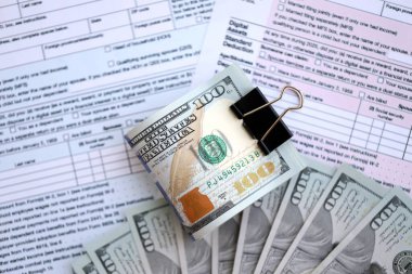 Masada 1040 bireysel gelir vergisi iadesi formuyla birlikte büyük miktarda Amerikan doları banknotları var. ABD 'de vergilendirme ve muhasebe kavramı