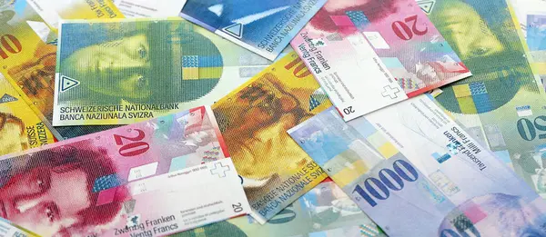İsviçre frangı banknotları. Mevcut frank para faturaları büyük miktarda masada yatıyor. İş ve yatırım kavramı