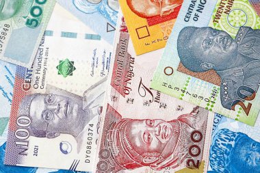 Nijerya naira para birimi. Mevcut banknotlar masanın üzerinde büyük miktarda yatıyor.