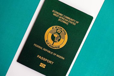 Nijerya pasaportu bayrağın üstünde. Vatandaşlık kavramı
