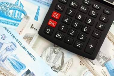 Birleşik Arap Emirlikleri kara para birimi faturaları ve hesap makinesi kapanıyor. Vergilendirme ve para sayımı kavramı