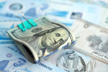 Birleşik Arap Emirlikleri kara para birimi faturaları ve biz dolar banknotları yakın yakın. Ekonomi ve döviz kuru kavramı
