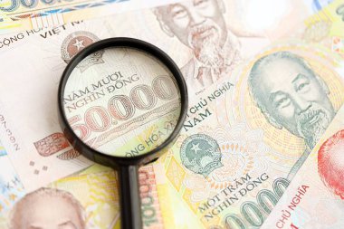 Vietnam dong para birimi faturaları ve büyüteç yakın çekim. Finansal izleme ve vergilendirme kavramı