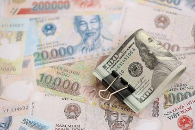 Vietnam dong para banknotları ve biz dolar banknotları yakın yakın. Ekonomi ve döviz kuru kavramı