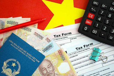 Vietnam çadırı para faturaları ve vergi formlu hesap makinesi yakın plan. Vergi ve muhasebe kavramı