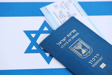 İsrail pasaportu ve bayrak üstünde biletler. İsrail 'in şu anki biyometrik geçidi bayrağa yakın duruyor. İsrail 'de seyahat ve tatil kavramı