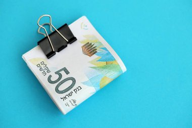 Israel New Shekels banknotları mavi arka planda. İsrail 'in şu anki para banknotları büyük oranda mavi üzerine yatar. İsrail 'de iş ve yatırım kavramı