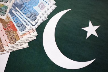 Pakistan 'ın bayrak geçmişi üzerine Pakistan banknotları. Pakistan 'ın mevcut para faturaları büyük miktarlarda pankartta yatıyor. Pakistan 'da ekonomi ve ticaret kavramı