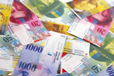 İsviçre frangı banknotları. Mevcut frank para faturaları büyük miktarda masada yatıyor. İsviçre 'de iş ve yatırım kavramı