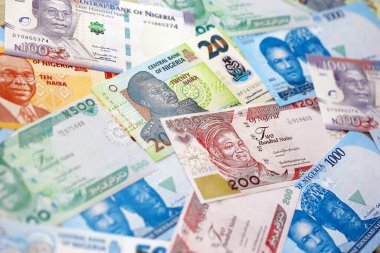 Nijerya naira para birimi faturaları. Mevcut banknotlar masanın üzerinde büyük miktarda yatıyor.