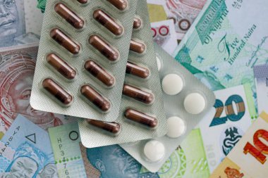 Nijerya naira para birimi faturaları ve ilaç hapları yakında. İlaç ve eczane kavramı