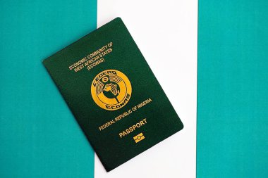 Nijerya pasaportu bayrağın üstünde. Vatandaşlık kavramı