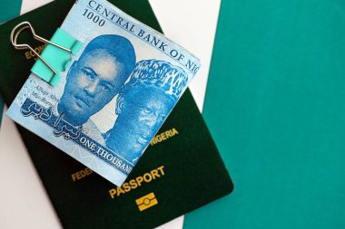 Nijerya nairası para ve pasaport banknotları bayrağın üzerinde. Seyahat ve tatil kavramı