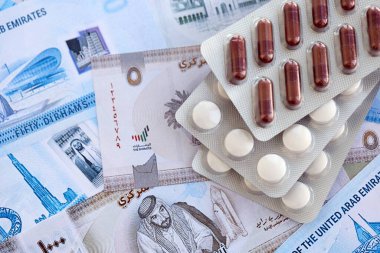 Birleşik Arap Emirlikleri kara para birimi faturaları ve ilaç hapları yakında. İlaç ve eczane kavramı