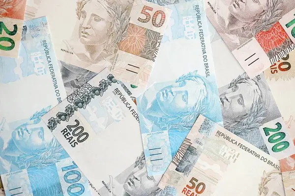 Brezilya Reais banknotları. Mevcut Brezilya gerçek para faturaları masada büyük miktarda yatıyor. Brezilya 'da iş ve yatırım kavramı