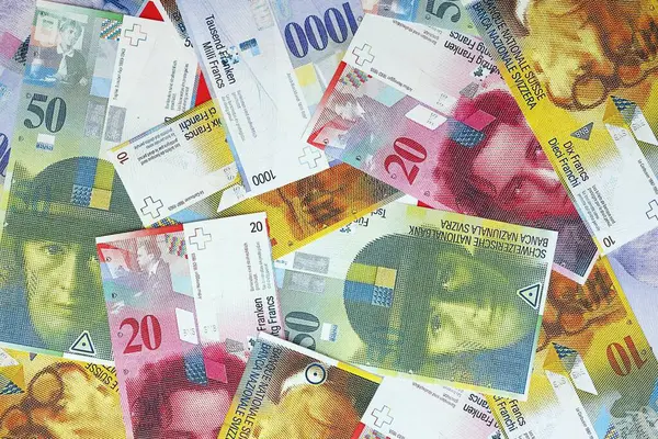 İsviçre frangı banknotları. Mevcut frank para faturaları büyük miktarda masada yatıyor. İsviçre 'de iş ve yatırım kavramı