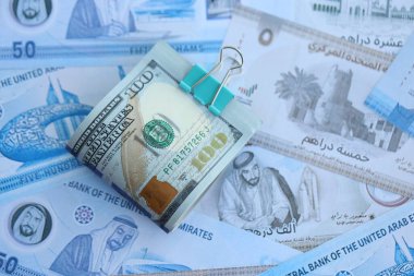 Birleşik Arap Emirlikleri kara para birimi faturaları ve biz dolar banknotları yakın yakın. Ekonomi ve döviz kuru kavramı