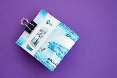 Birleşik Arap Emirlikleri kara para banknotları mora çok yakın. Finans ve bankacılık kavramı