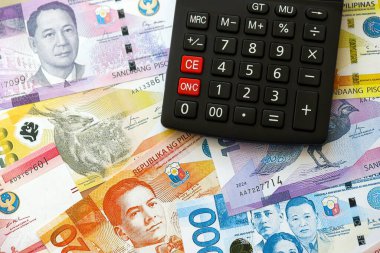 Filipinler Peso para birimi faturaları ve hesap makinesi kapanıyor. Vergilendirme ve para sayımı kavramı