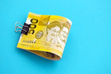 Filipinler pezosu banknotları büyük miktarda mavi üzerine yakın. Finans ve bankacılık kavramı