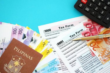 Filipinler pezosu para faturaları ve mavi üzerine yakın vergi formlu hesap makinesi. Vergi ve muhasebe kavramı