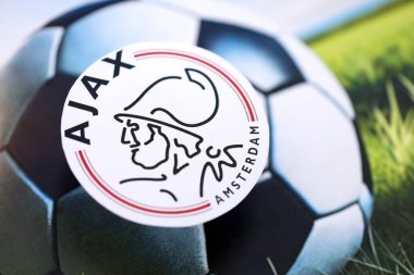 KYIV, UKRAINE - 23 Şubat 2025 AFC Ajax futbol kulübü rozeti futbol topu arka planında yer alıyor