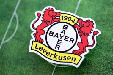 KYIV, UKRAINE - 23 Şubat 2025 Bayer 04 Leverkusen futbol kulübü rozeti futbol sahasının arka planında yer alıyor