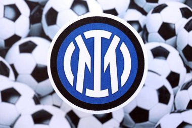 KYIV, UKRAINE - 23 Şubat 2025 Inter Milan FC futbol kulübü rozeti futbol topu arka plan pankartıyla yatmaktadır