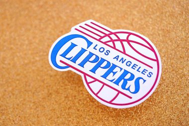 KYIV, UKRAINE - 23 Şubat 2025 Los Angeles Clippers basketbol takımı rozeti altın sarısı parıltılı arka plan pankartıyla uzanır