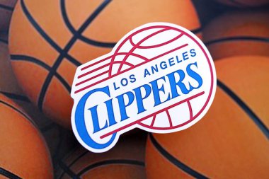 KYIV, UKRAINE - 23 Şubat 2025 Los Angeles Clippers basketbol takımı rozeti basketbol topu arka plan pankartıyla yatar