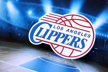 KYIV, UKRAINE - 23 Şubat 2025 Los Angeles Clippers basketbol takımı rozeti basketbol stadyumunun arka planında asılı