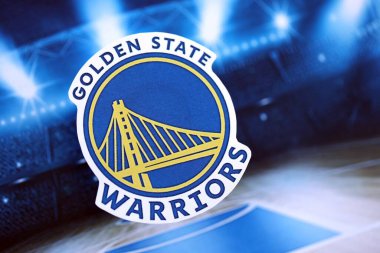 KYIV, UKRAINE - 23 Şubat 2025 Golden State Warriors basketbol takımı rozeti basketbol stadyumunun arka planında asılı