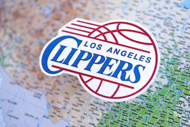 KYIV, UKRAINE - 23 Şubat 2025 Los Angeles Clippers basketbol takımı rozeti ABD haritasının arka planında yer almaktadır
