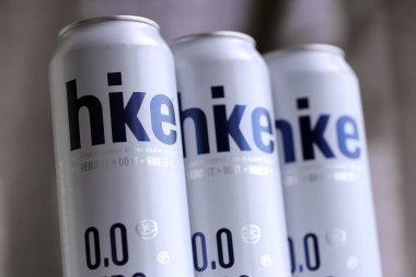 KYIV, UKRAINE - 19 Nisan 2025 Alüminyum kutularda sıfır alkolsüz bira. Bira markası logosunu kapatıyoruz.