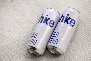 KYIV, UKRAINE - 19 Nisan 2025 Alüminyum kutularda sıfır alkolsüz bira. Bira markası logosunu kapatıyoruz.