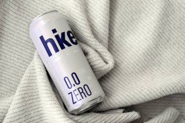 KYIV, UKRAINE - 19 Nisan 2025 Alüminyum kutularda sıfır alkolsüz bira. Bira markası logosunu kapatıyoruz.