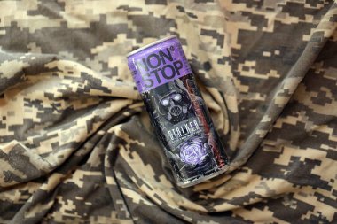 KYIV, UKRAINE - 19 Nisan 2025 Sapık 'ın sınırlı sayıda üretilmiş enerji içeceği ve mor üzerine gaz maskesi takılmış karakter kapatılabilir