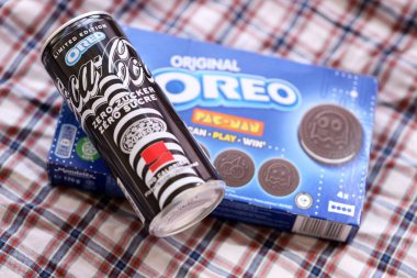 KYIV, UKRAINE - 19 Nisan 2025 Coca Cola OREO Sıfır Şekerli içecek 250 ml kutusunda. Kurabiye aromalı meşrubat işbirliği. Sınırlı üretim ürünü